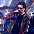 Een foto van de lookalike en imitator van Bono