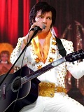 Een foto van de lookalike van Elvis Presley