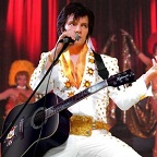 De foto van de lookalike en imitator van Elvis Presley