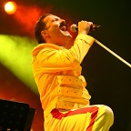 Een foto van de lookalike en imitator van Freddie Mercury