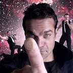 Een foto van de lookalike van Robbie Williams