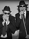 Een foto van de lookalike en imitator van The Blues Brothers